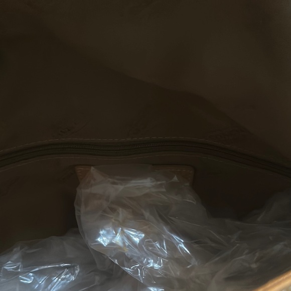 Elegant Tan Leather Shoulder Bag - Picture 8 of 10